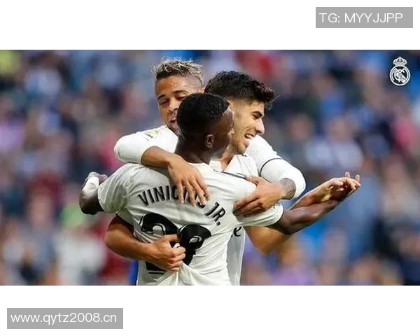 维尼修斯与阿隆索亲密互动缓解皇马更衣室紧张气氛