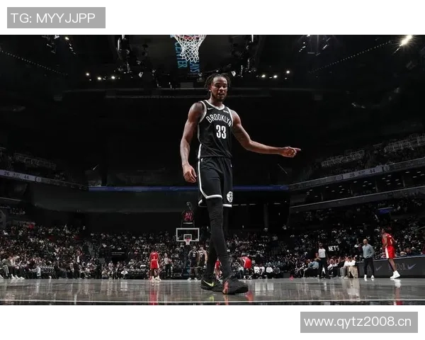 克拉克斯顿上半场表现惊艳7投5中砍下11分8篮板外线命中率完美